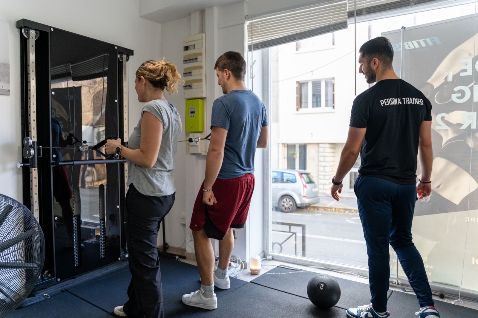 Moti encadre une séance de coaching en petit groupe